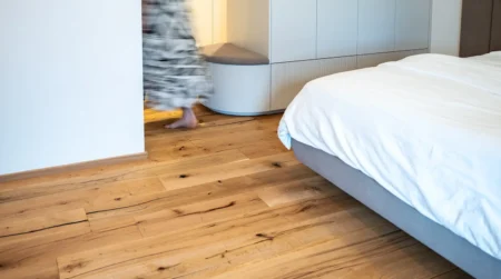 Lajsne u modernoj spavaćoj sobi s drvenom podnom oblogom – ambijent